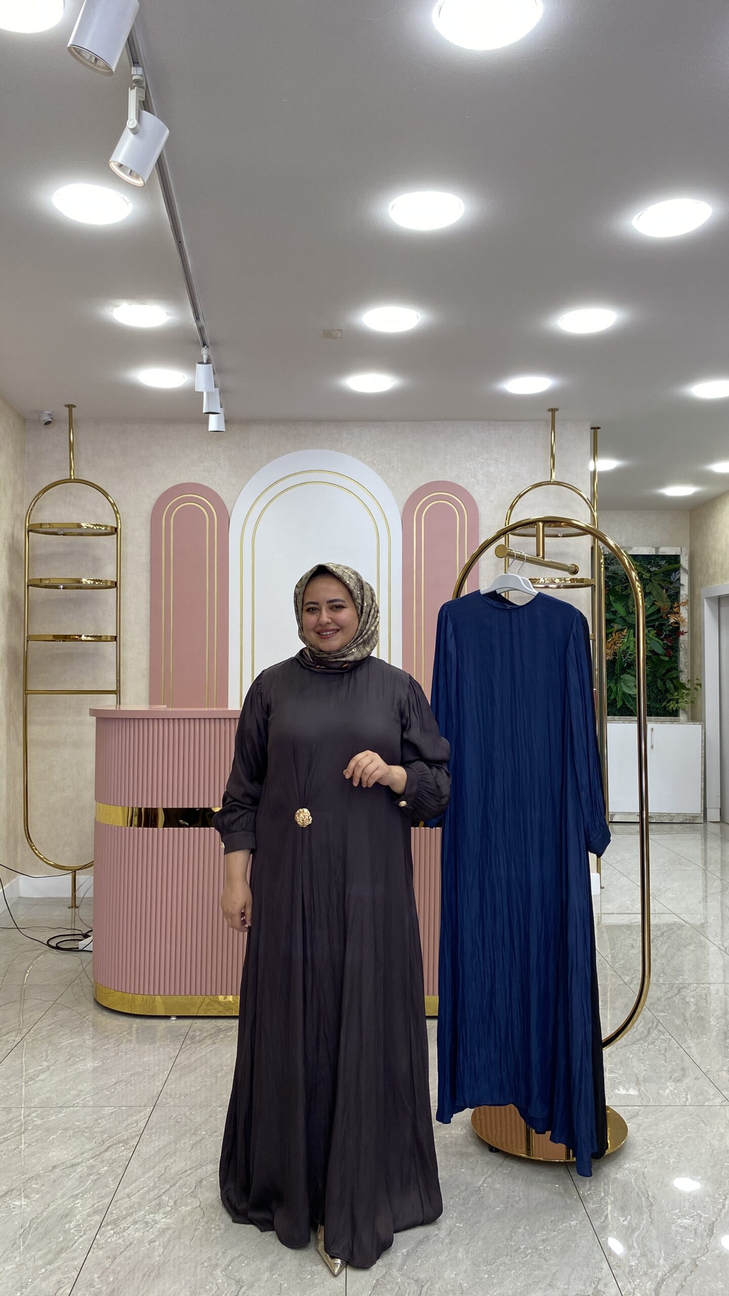 PEARLY SATEN BROŞLU ELBİSE